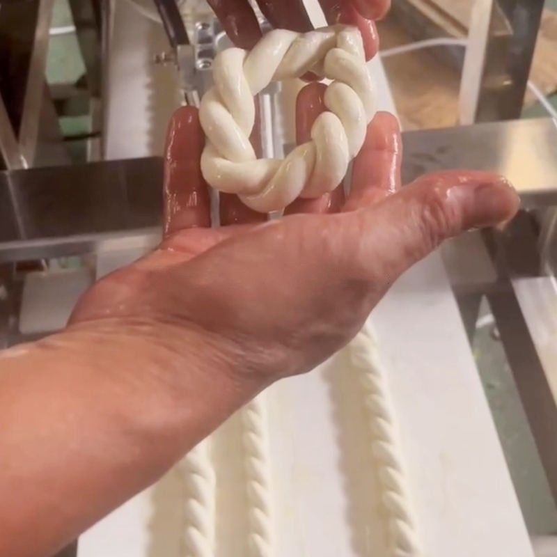 Industrielle automatische Drehung Churro Snack Formierung Ausrüstung Weiches Prezel gebratene Teig Drehmachine Extruder